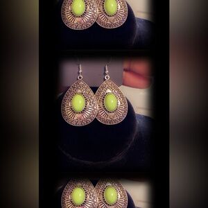 🤩🤩 Gorgeous Lime Green and Silver Earrings!